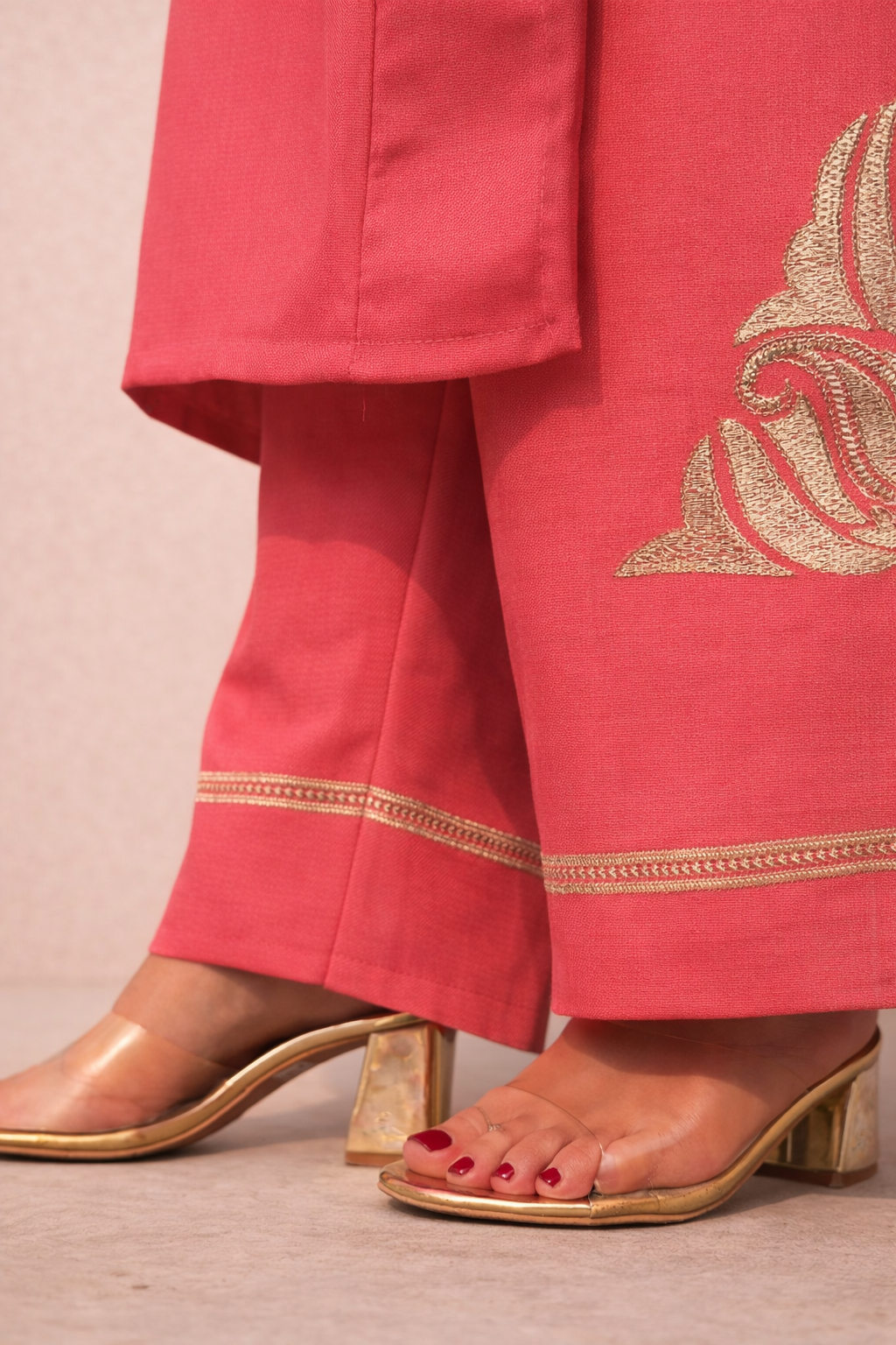 Elegant Pink Tilla Kashmiri Phiran Set